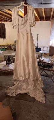 Vintage wedding dress with veil - pearl floral design button down back BEAUTIFUL