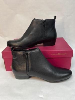 Munro Black Boots six 9 W