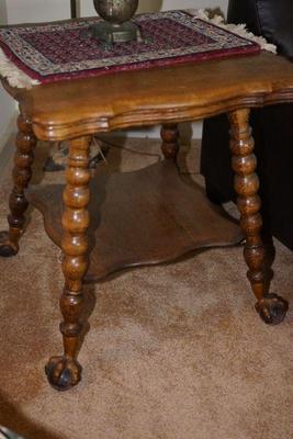 Nice oak large claw and ball table in very good condition. This is the heavy large style oak parlor table 
