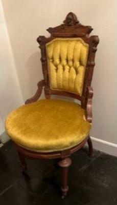 Set of 4 walnut Victorian Chairs