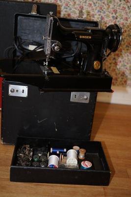 Singer featherweight in very good clean condition. 