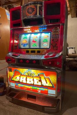Babel vintage slot machine
w/tokens