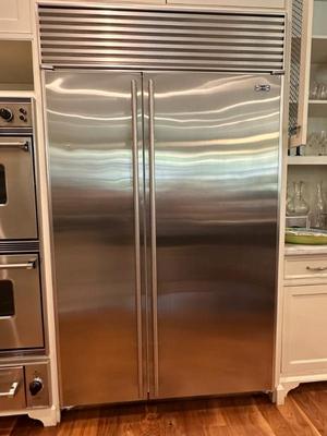Sub zero refrigerator