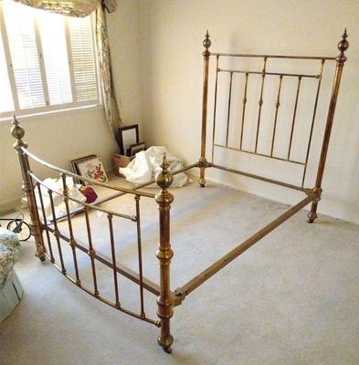 Antique bed with serpentine foot board