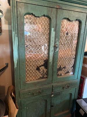 Vintage cabinet (closed)