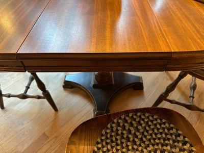 Oval kitchen dining tabel with removable leaf