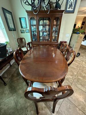 Beautiful table and chairs 