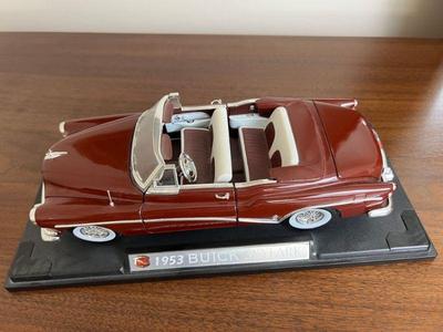 Motor Max 1/18 Die-Cast 1953 Buick Skylark Convertible Model Car