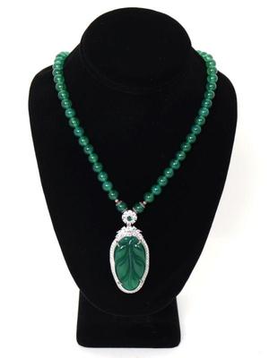 Lot 247 lovely green carnelian beaded necklace pendant