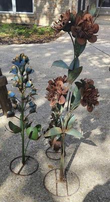 Metal yard flowers x3