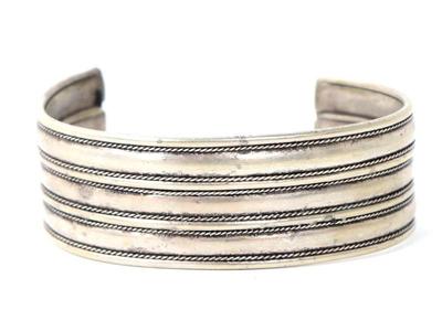 Lot 172 vintage navajo sterling silver bangle