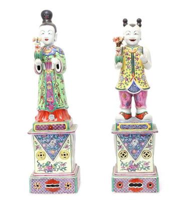Lot 352 famille rose figurines man & woman wflowers