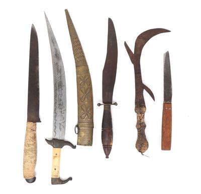 Lot 90 group of 5 daggers knives