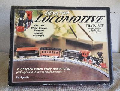 Desktop locomotive train set