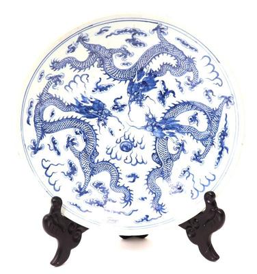 Lot 419 chinese porcelain four clawed blue white charger