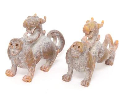 Lot 384 pair of chinese hardstone hongshan dragons 850g