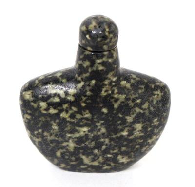 Lot 425 chinese green stone snuff bottle