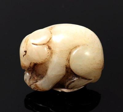 Lot 254 early chinese white jade resting hair 11g
