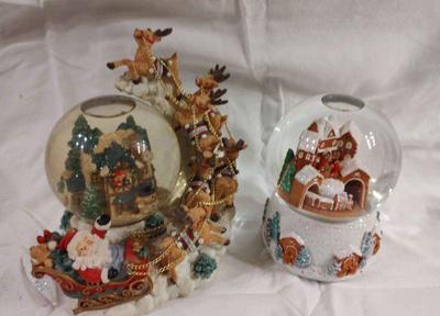 2 snow globes