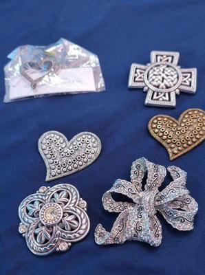 Pins chicos more