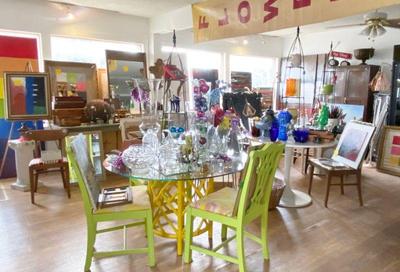 room fully staged with decoratives everywhere