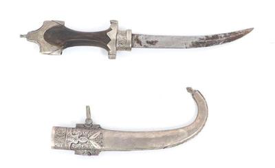 Lot 13 engraved moroccan jambiya dagger