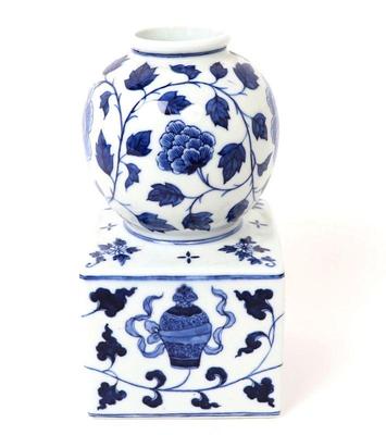 Lot 385 lovely blue white chinese vase