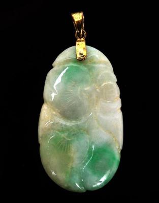 Lot 112 chinese jadeite peach pendant 8 grams