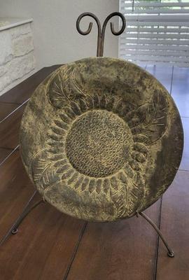 Decorative plate on stand