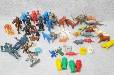 Md025 vintage plastic animals dinosaurs, spacemen, gorillas