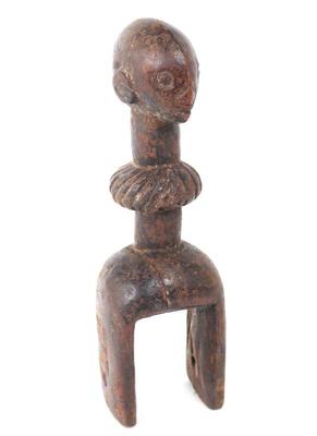 Lot 30 baule carved wood pully