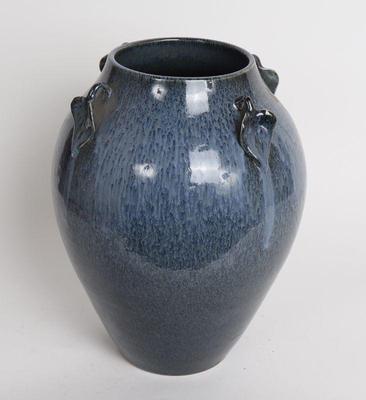 Lot 140 chinese navy blue porcelain amphora pot