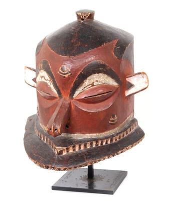 Lot 565 pende gipogo helmet mask 20th c.