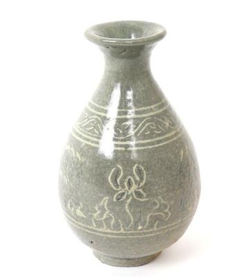 Lot 542 beautiful korean celadon crackle glazed bottle