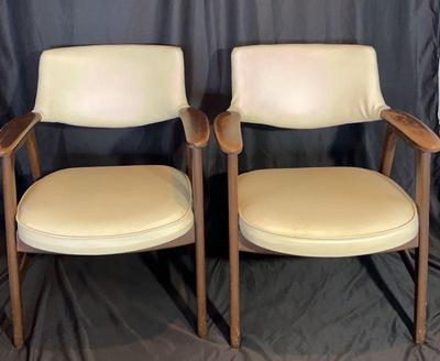 2 Mid Century Sitting Arm Chairs * Wood needs some conditioning.
