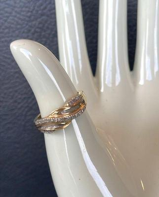 14K Yellow Gold with Small Diamonds Ring * Tested * 3.16 grams
