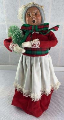 Byers choice 1989 mrs. claus holding a wreath