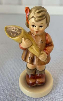 M i. hummel club membership figurine “a sweet offering” #144