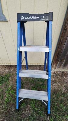 Louisville 4 ft fiberglass ladder