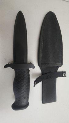 Knife like stun baton