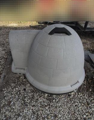 Medium igloo dog house