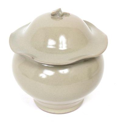 Lot 272 beautiful chinese celadon glazed jar wlid