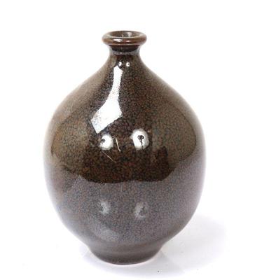 Lot 253 olive green crackle glazed chinese vase