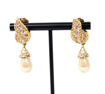 Lot 167 beautiful vintage chi dior clip on pearl earrings