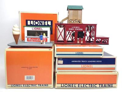 5 Lionel Toy Train Accessories (Lights & Stations)