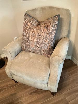 Lane cream recliner