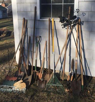 Miscellaneous yard tools lot 1