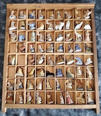 Red rose wade figurines and display shelf