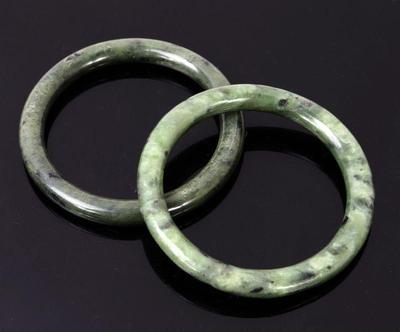 Lot 173 pair of chinese mottled jade bangles