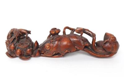 Lot 332 lovely chinese boxwood carving frog & snails